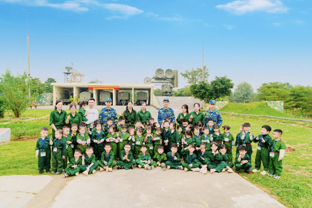 Những bước chân anh hùng tí hon