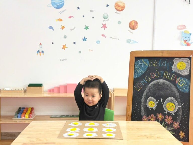 Kỹ năng gắn lòng đỏ trứng của các em bé lớp nhà trẻ